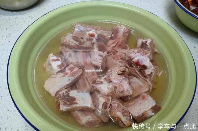 炖肉时产生的浮沫用不用撇除不少人搞错,难怪肉不香汤不浓