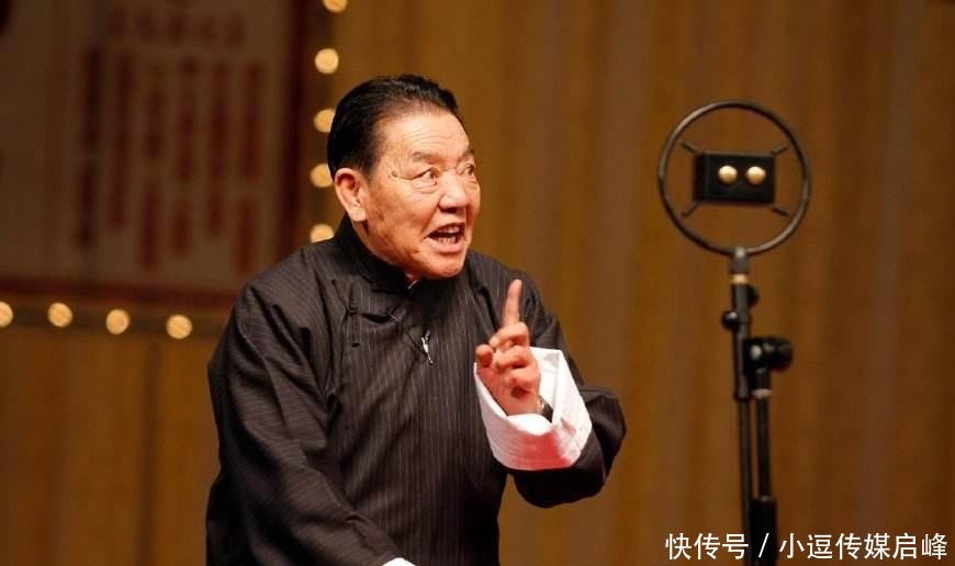 演出|单田芳在万人大剧场演出,因紧张做错一件事,观众都善意地笑了