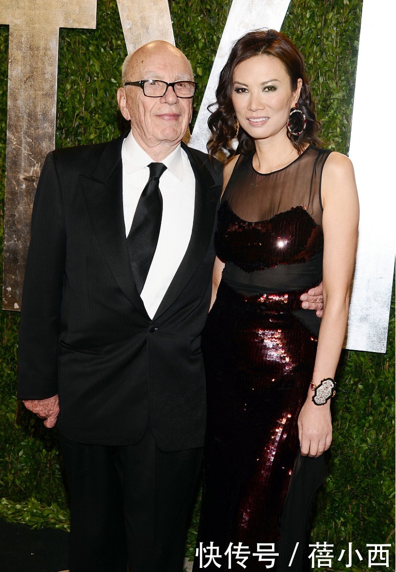 卷发|邓文迪换了个卷发洋气太多,穿亮片连衣裙真美,好身材大婶辈少见