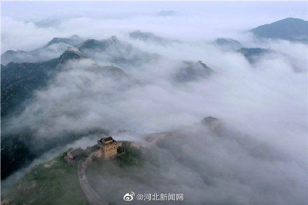 雨后金山岭长城现云海