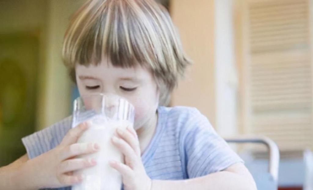 钙片|兄弟俩一个天天吃钙片,一个天天喝牛奶,5年后成最萌身高差