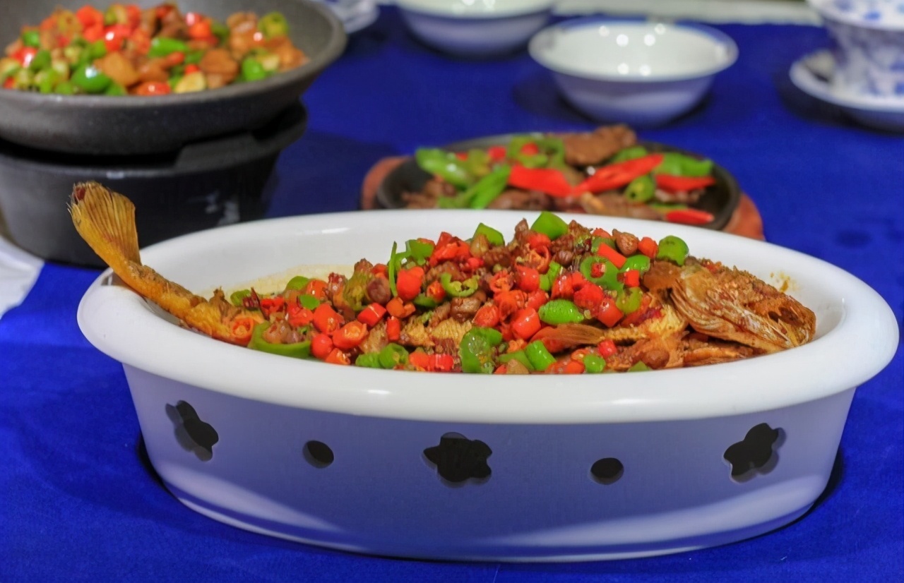 油炸|做鱼时,去腥加料酒和醋都大错特错,大厨教你正确做法,上桌扫光