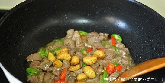做牛肉时,放什么调料才能让牛肉更滑嫩?学会这一招就搞定!