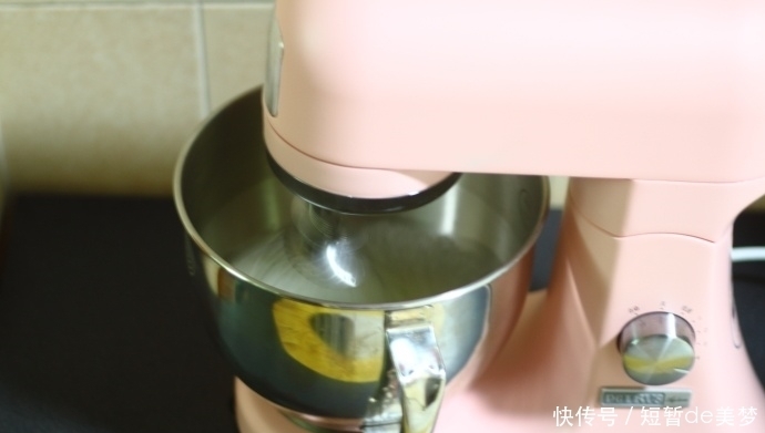 炎热的夏天,来一份酸酸甜甜的百香果慕斯,解暑又开胃!