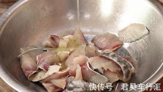 配菜|水煮鱼怎样做更好吃？大厨详细讲解鱼片腌制技巧，鱼肉滑嫩无腥味