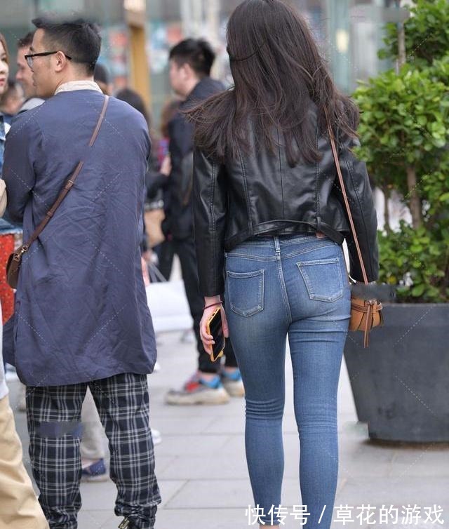 搭配 与牛仔裤搭配的黑色皮衣,配上藕粉色上衣,显得帅气而温柔!