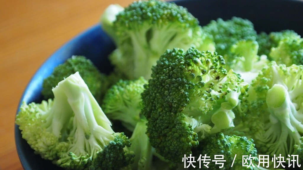 步骤|炒西兰花前，究竟要不要焯水，跟着正确步骤来，鲜嫩清脆特别好吃