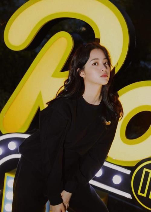 早春，毛衣就买这3个“显白色”，高级不说还减龄，照着穿就好