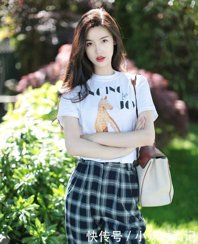 小脚裤|穿对裤子很重要，穿上合适的裤子，可以把腿型修饰得更加完美