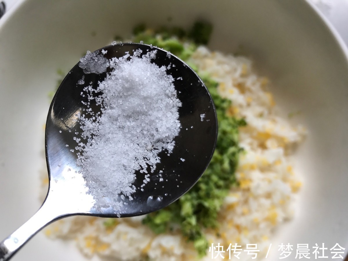 自制|自制肉松饭团,搭配西兰花,好吃又营养