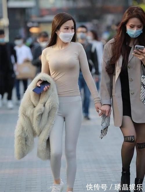 穿搭 卡其色长袖T恤、浅色瑜伽裤,用最简单的衣服,搭配出了最亮的穿搭