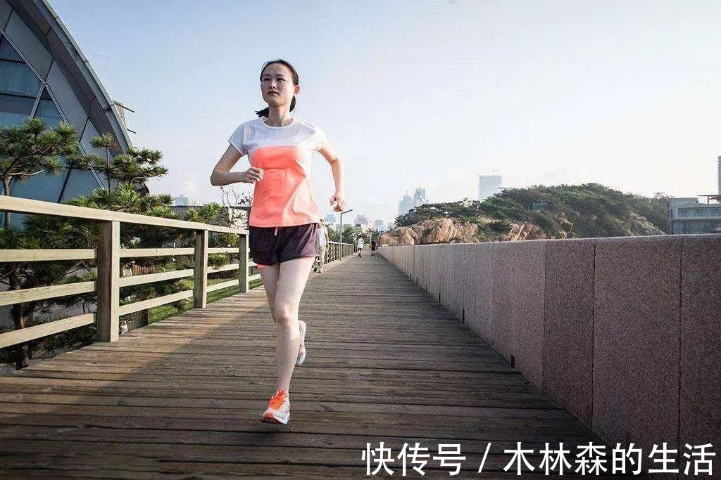 腰疼|得了腰间盘突出会有哪些症状？这么治疗，简单有效花费少！