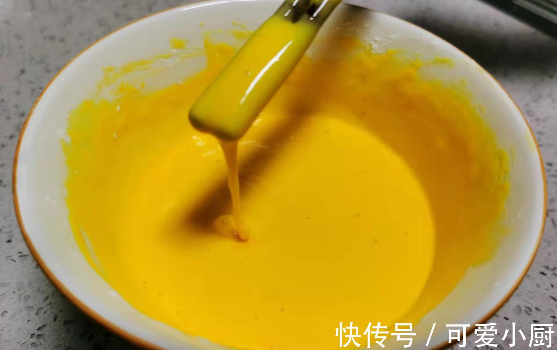 炸平菇时,裹淀粉或面粉都不对!教你正确的做法,焦香酥脆不回软