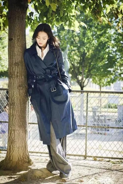  刘雯|风衣里面穿什么？看看刘雯的私服，时髦慵懒又气质，照着穿准没错