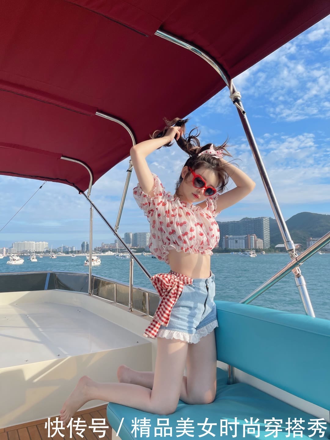 草莓|可爱的超短一字肩草莓上衣搭配蕾丝边牛仔短裤青春时尚美美哒