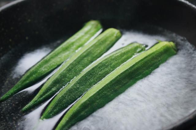 关键|为什么你炒的秋葵又苦又涩这一步是关键,很多人都忽略了