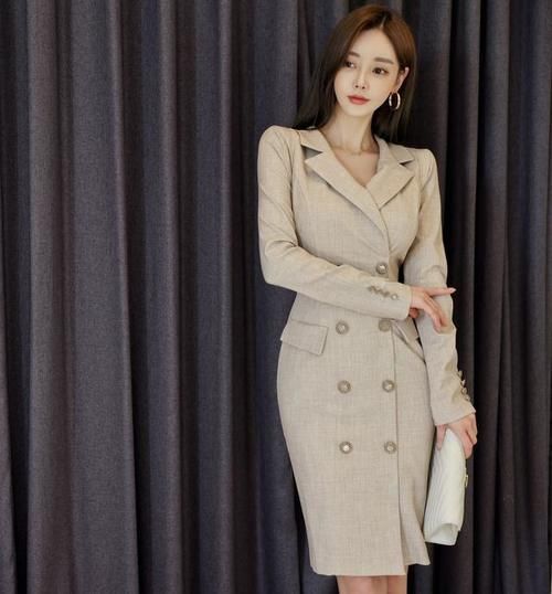 雅风名都翻领双排扣灰白西装裙，增添孙允珠的时尚魅力