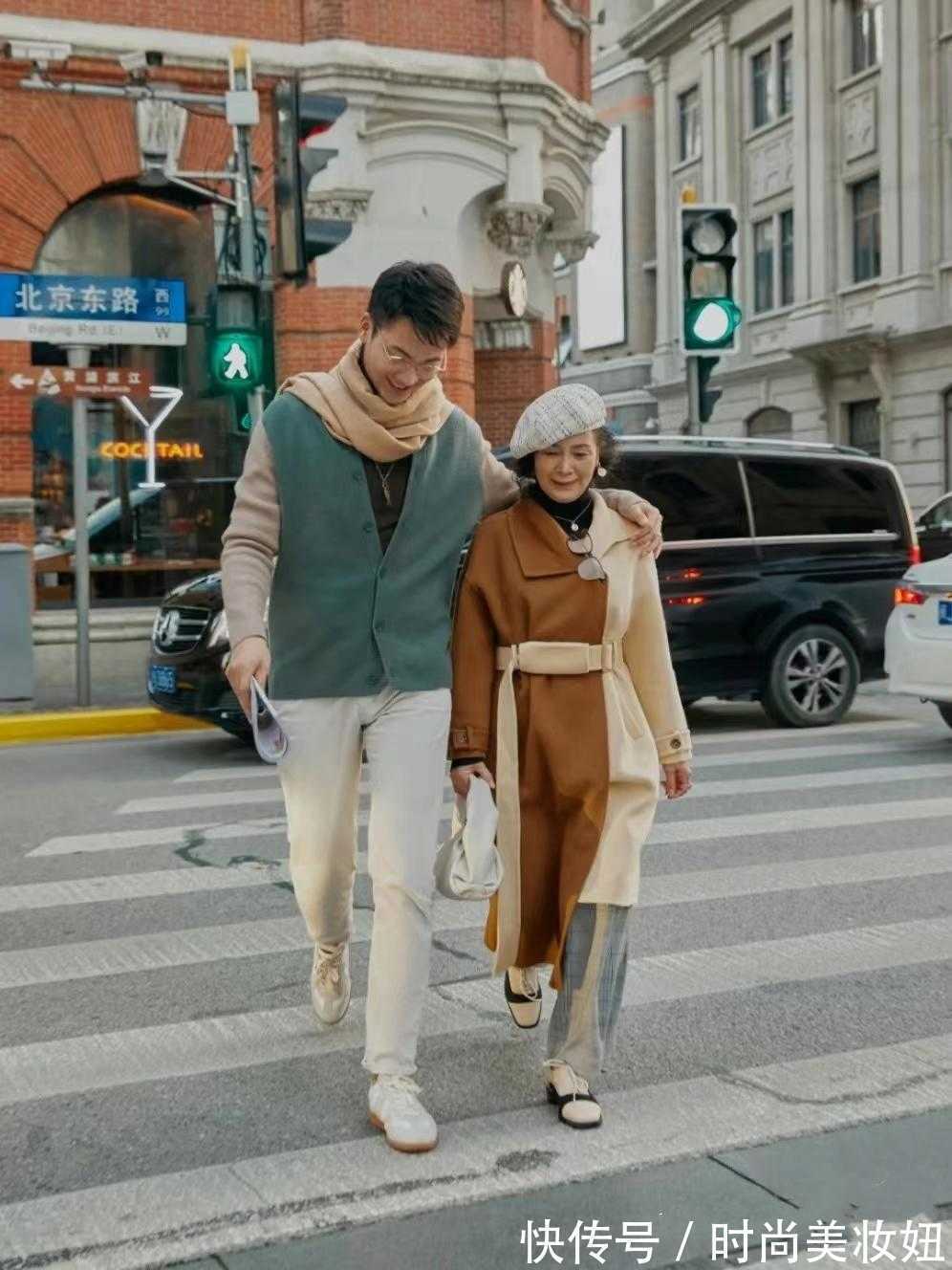 亮色系 再晚都不算晚,60岁的女人也可以穿得很美,看这位奶奶就知道