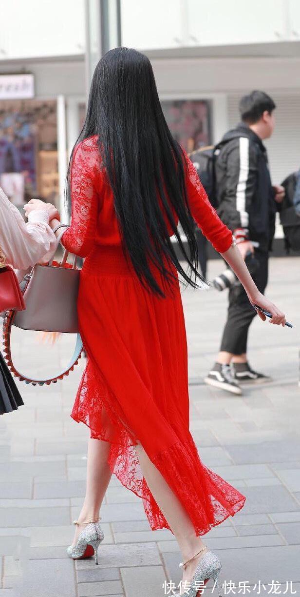 蕾丝 美丽的红裙子喜庆又高贵,银色高跟鞋一穿,很有时尚气质