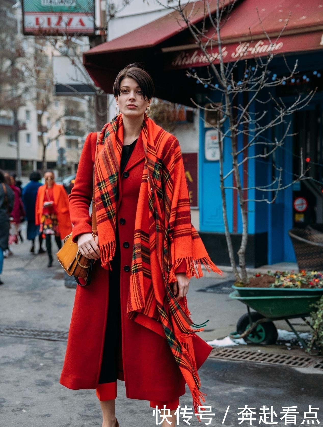 开春第一条裤子，烟管裤的正确打开方式，承包你的春季穿搭！