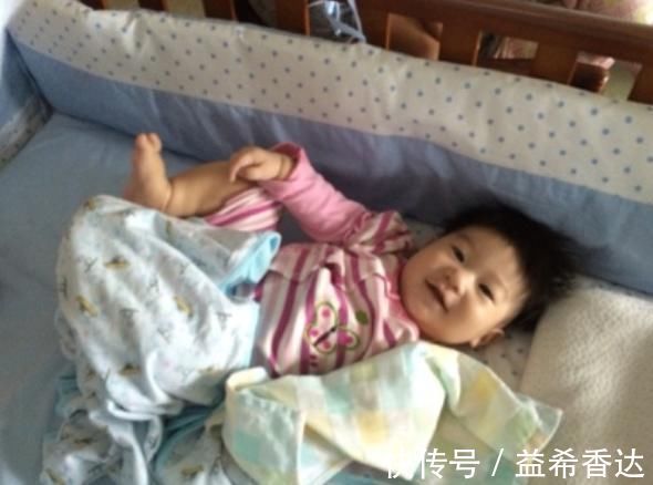 亲子关系|宝宝跟宝妈的感情有多深?睡姿就能看出来,看看你娃有几个