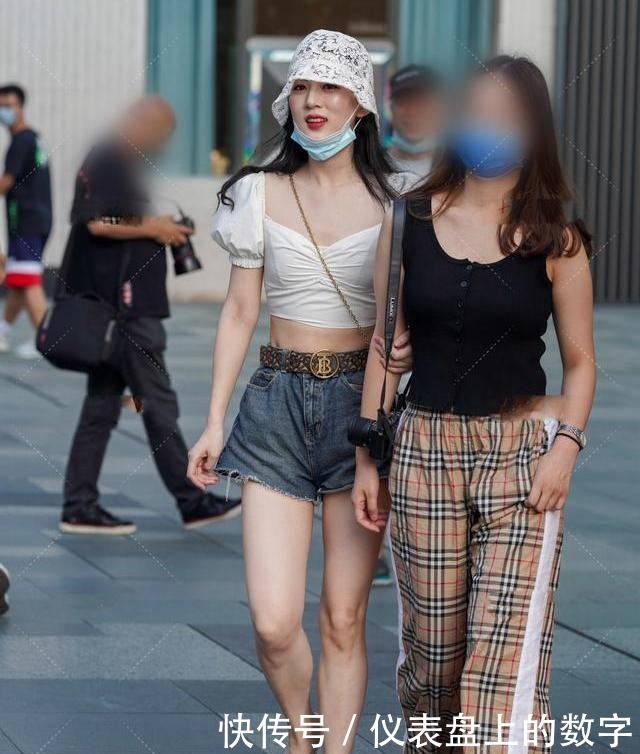 本公司|花边帽配洁白泡泡袖上衣,清新高贵,浓重怀旧复古风