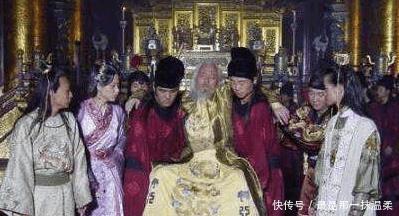 大臣|朱元璋给大臣讲故事, 一大臣听完以后却当场昏倒, 醒后哭着跪地