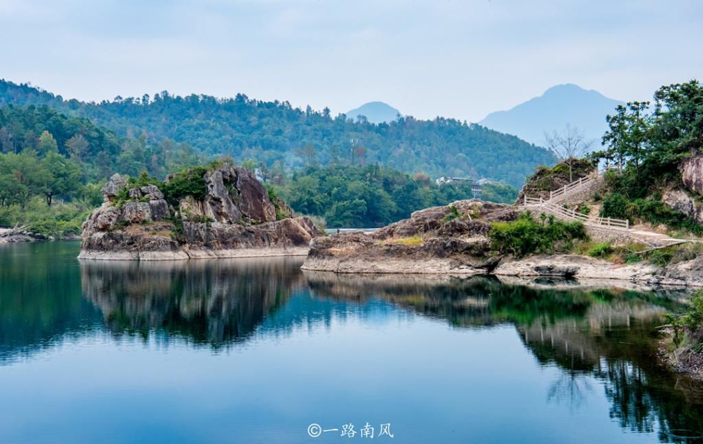 老年|温州楠溪江狮子岩，好像狮子昂首张口趴在水上，太神奇了