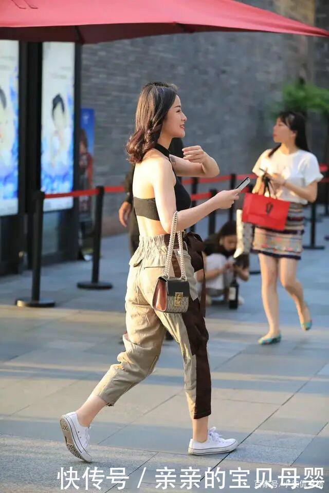 工装裤|阔腿裤也该“让位”了,今年流行“工装裤”,占据街头半壁江山!