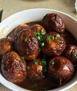 大学门口的美食，价格3元一碗，喜欢吃的人排长队等候！