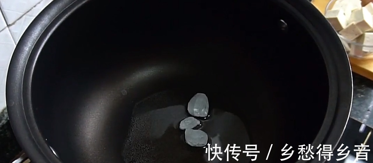 天凉了，用一块猪肉一把粉条炖着吃，暖身暖胃，上桌汤汁都不剩！