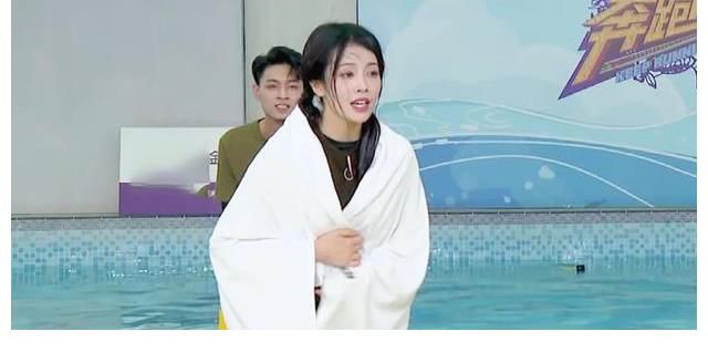 秦霄贤跟女嘉宾互怼，综艺感十足，轮流成为落水鸭