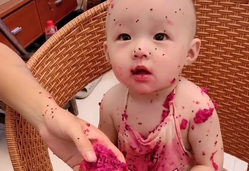 奶爸|“佛系奶爸”带娃吃火龙果走红,娃内心毫无波澜 是爸爸弄得!