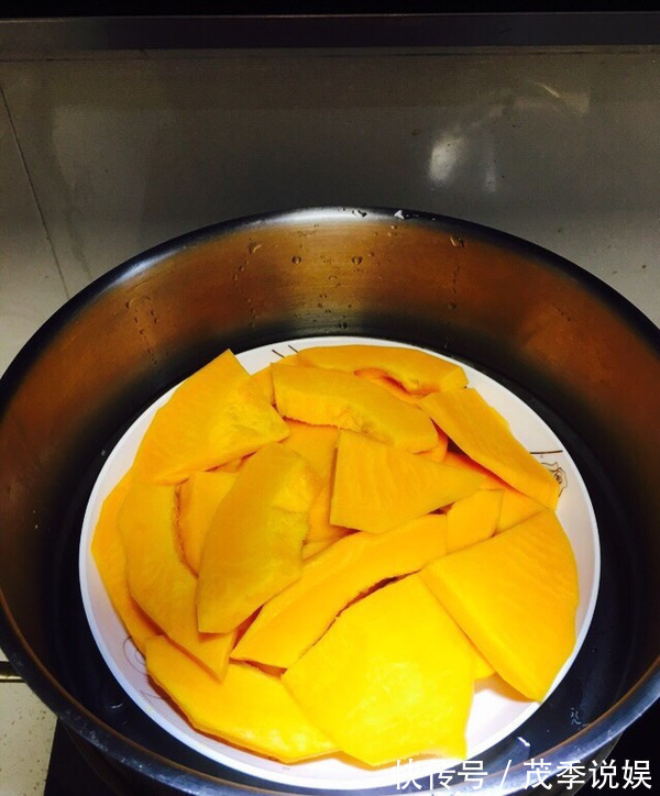南瓜饼别炸着吃了,教你新做法,不用油炸,香甜软糯,孩子爱吃