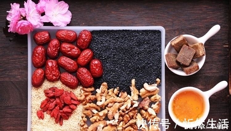 芝麻糖|它是“穷人的阿胶”,一斤十几块钱,隔三差五吃,气血两旺显年轻