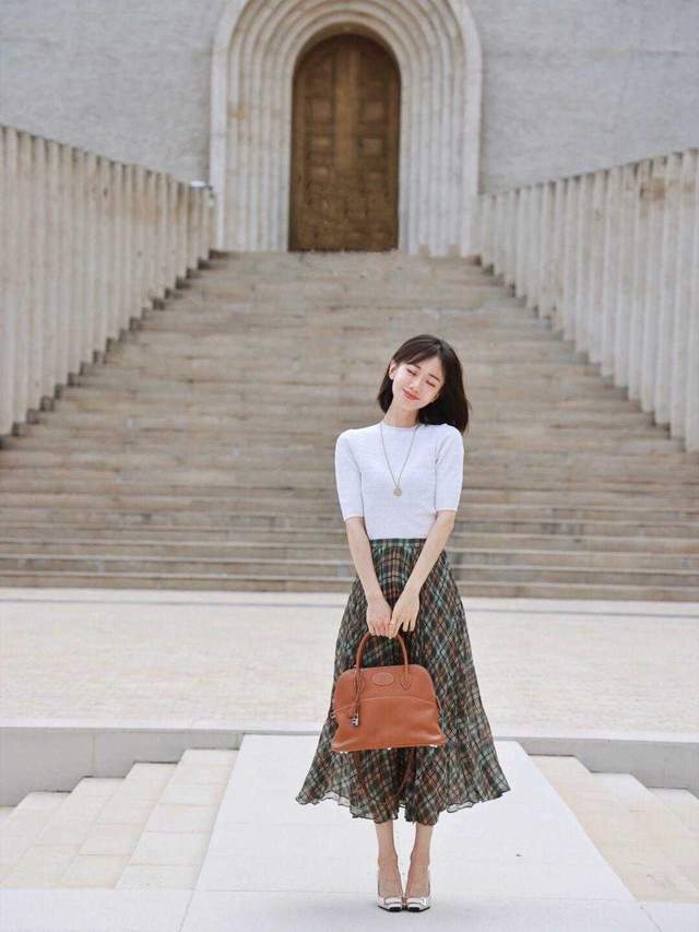 牛仔裤|普通女孩如何穿搭?白色衬衫搭配牛仔裤,也可以很精致又洋气