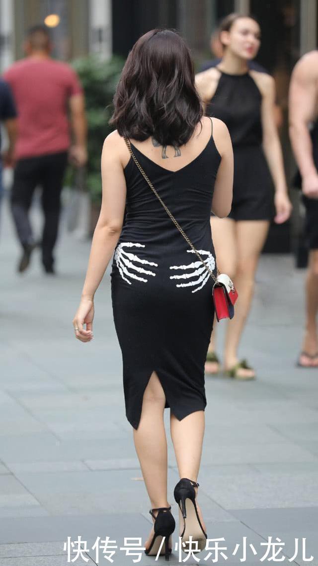魅力|骷髅印花吊带裙,配上一头微卷短发,整个人散发优雅的知性魅力