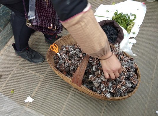 大叔路边卖“稀罕”小吃,10元一斤不涨价,顾客错过要等一年