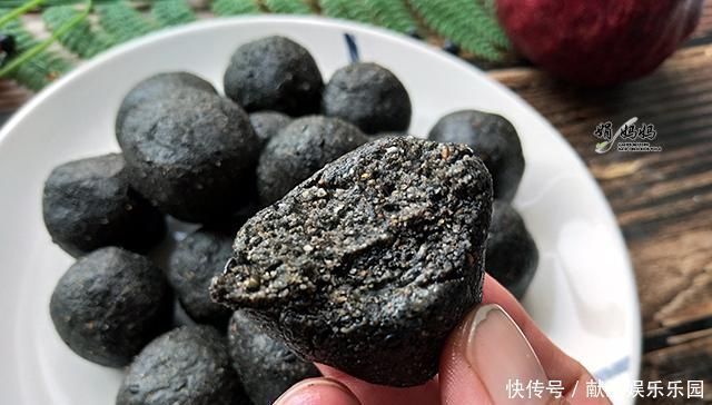 60岁阿姨每天吃两粒，皮肤紧致头发乌黑，看着比同龄人年轻20岁