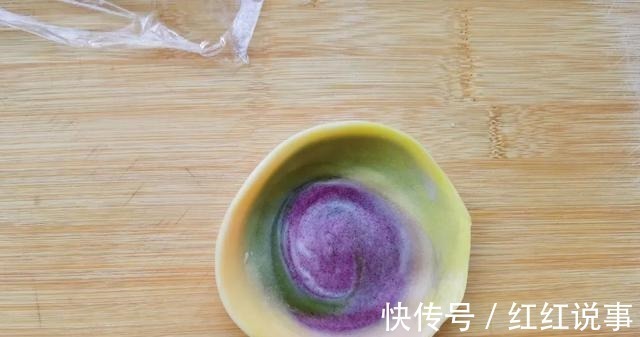 中秋来点不一样的，五彩月饼颜值高，酥软不腻味道好！