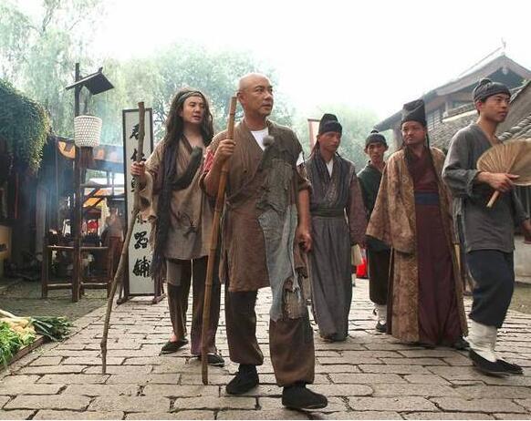 乞丐!才女出上联一杆银枪挡雄兵百万,乞丐下联让才女脸红,高兴下嫁