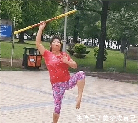 锻炼|广东中山大妈酷爱锻炼，身轻如燕健步如飞，年轻人都自叹不如