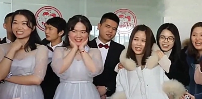 小姨出嫁,外甥死活不让走,本以为挺感人,下一秒却笑喷了!