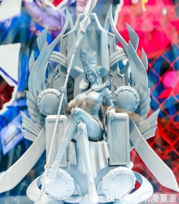 唐三|斗罗:比比东手办初次登场,一款全是腿,一款霸气无比,个性十足