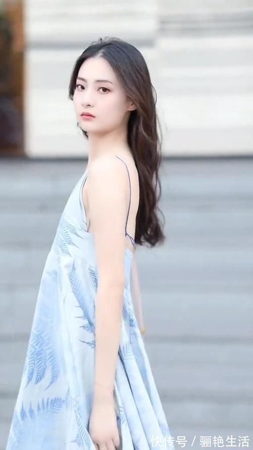 气质|小姐姐一袭蓝色仙女裙,气质清纯如初恋,肤白貌美超吸睛