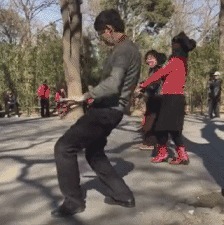 |搞笑GIF:这样的包饺机你没见过吧,包出来饺子非常匀称漂亮美观