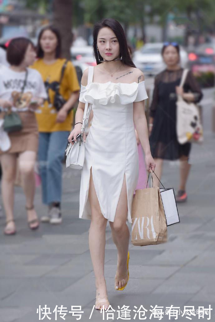 我估计在坐的大部分男士,对这样的微胖美女毫无抵抗力吧,包括我