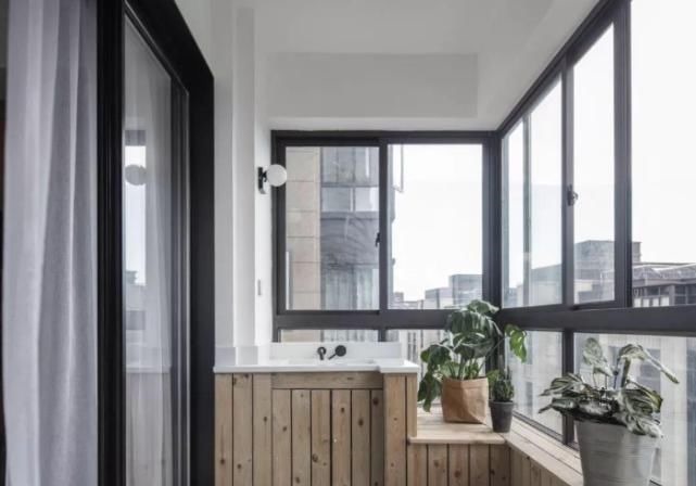 阳台上|同样是阳台，这样装修不仅实用还漂亮，别再把阳台变“晾晒台”了