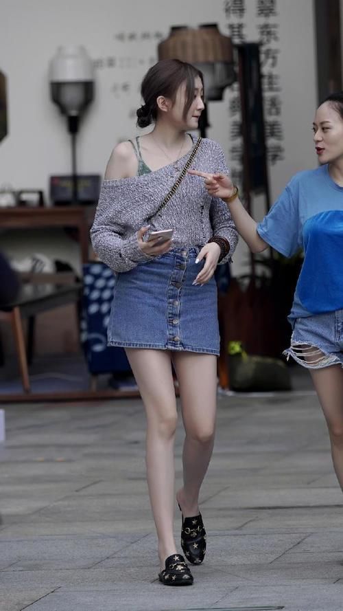穿搭|两位靓丽的美女，T恤搭配紧身牛仔裤，一双修长的大长腿亭亭玉立