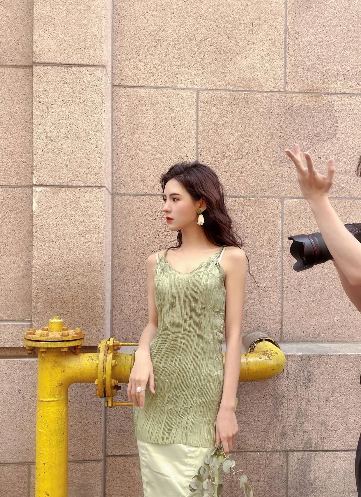 减龄|张予曦身材好又会穿，印花连体裤减龄时髦，秀“漫画腿”真惹眼